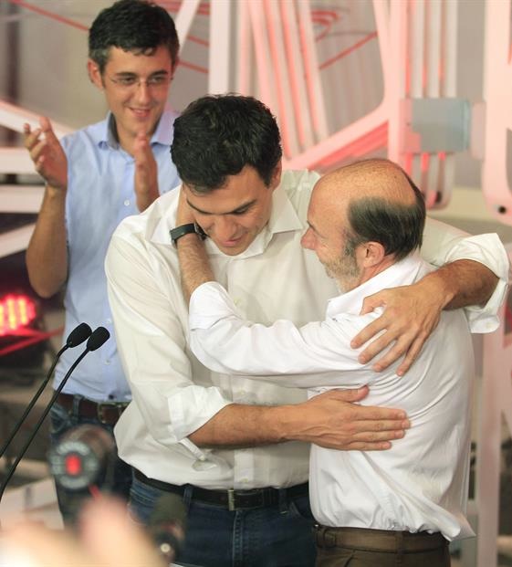 abrazo_Rubalcaba_Pedro_Sanchez