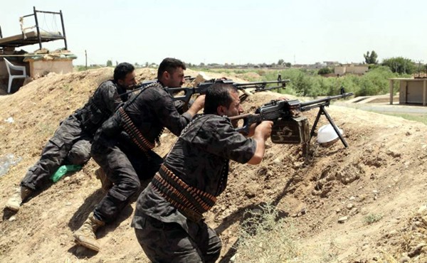 Peshmergas kurdos en una de las posiciones defensivas frente a las fuerzas del Califato. / UPK
