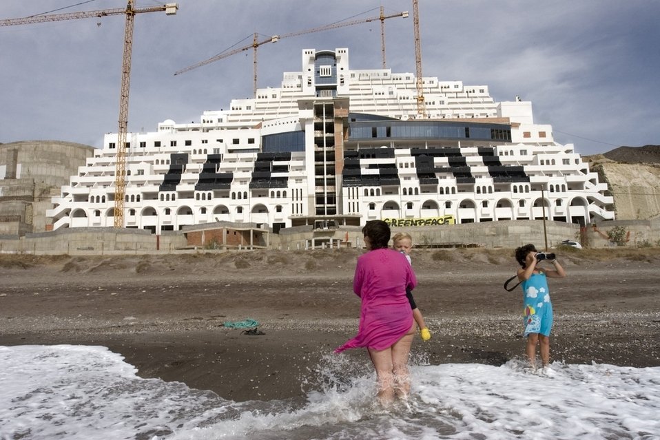 El hotel construido en El Algarrobico, en una foto de 2006./Carlos Barba (Efe)