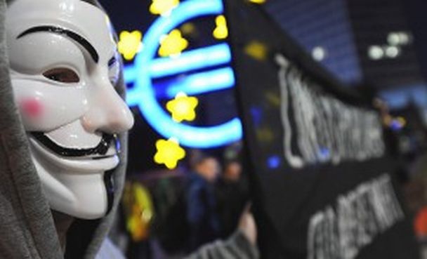 Imagen de un manifestante con una careta de Anonymous. / Efe
