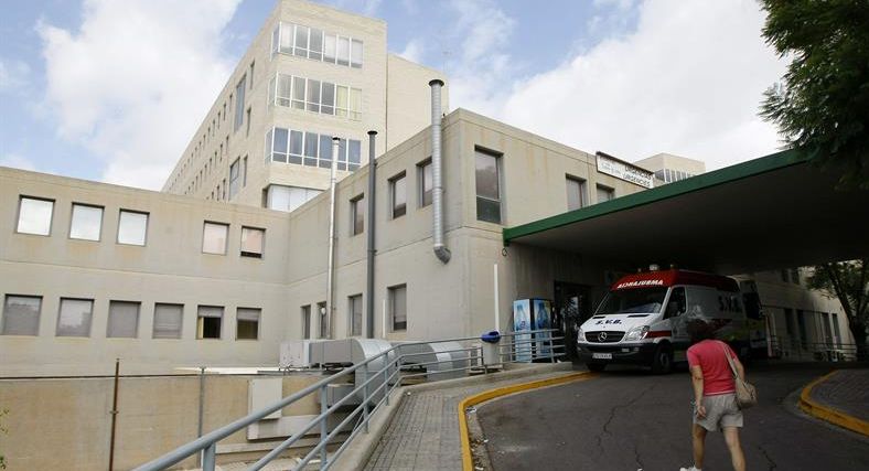 Acceso a Urgencias del hospital Hospital Sant Joan de Alicante, donde un hombre ingresó con síntomas de poder estar afectado por el virus ébola. / Manuel Lorenzo (Efe)