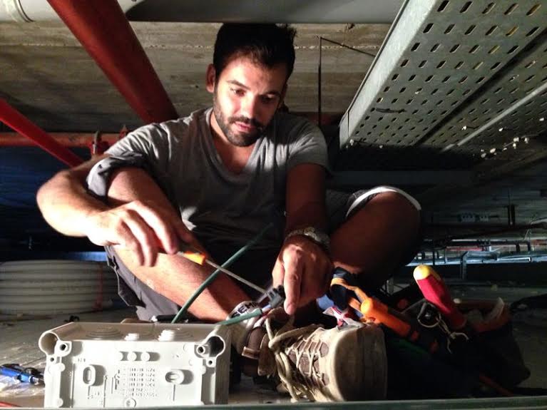 Rafael Fenollosa llevo cinco años trabajando con diferentes contratos temporales para la misma empresa de electricidad