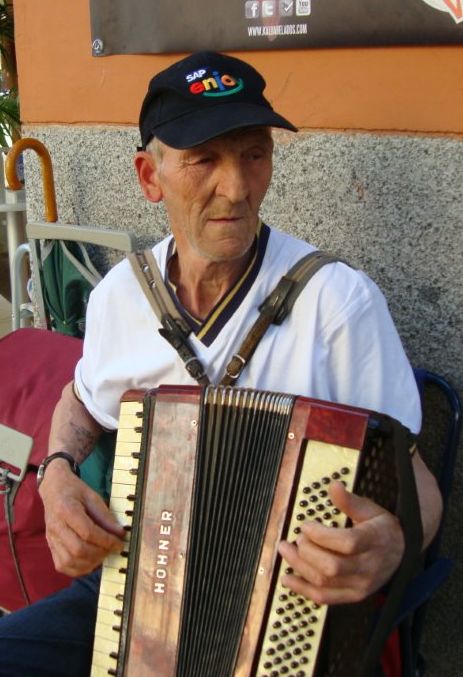 Livio, con su acordeón, en el lugar del centro de Madrid donde se coloca todos los días. / B. Forcano