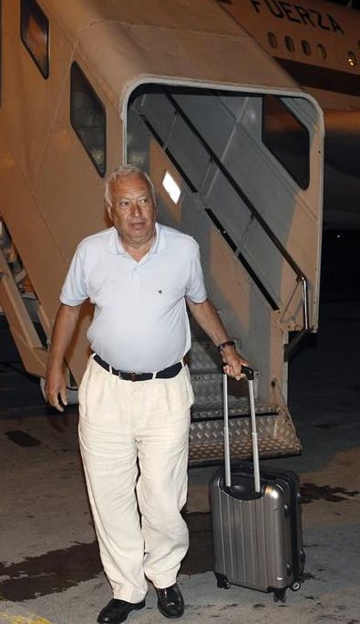 El ministro de Asuntos Exteriores, José Manuel García-Margallo, baja del Airbus 310 de la Fuerza Aérea española que volvió hoy a abortar el despegue cuando intentaba salir del aeropuerto de Bali. / Sergio Barrenechea (Efe)