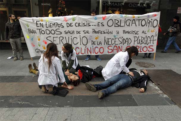 Imagen de una protesta sanitaria con bata en la Comunidad de Madrid. Algo que Rajoy quiere evitar que se repita. / Efe