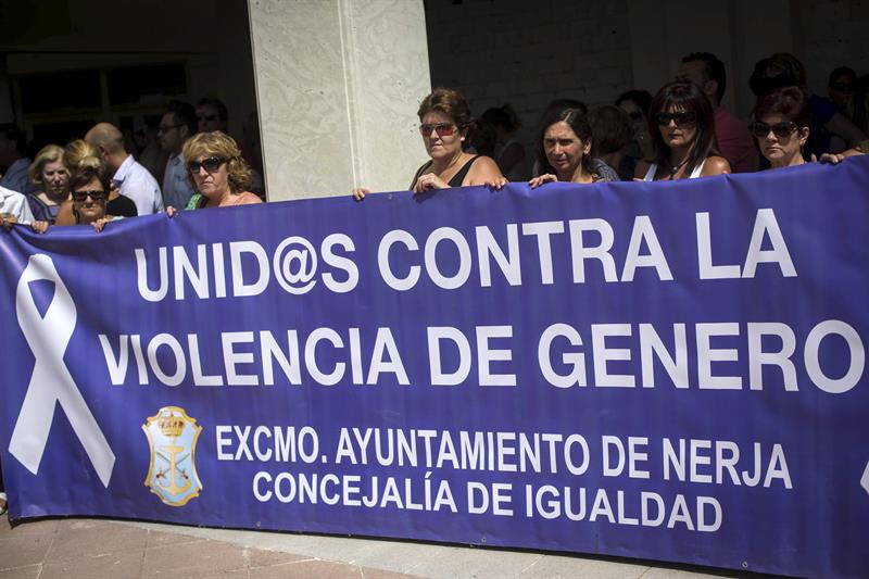 Concentración, la semana pasada, en repulsa al asesinato por violencia machista de Ana María Marquez, directora del Museo de Historia de Nerja, en la plaza de España a las puertas de dicho museo. / Carlos Díaz (Efe)