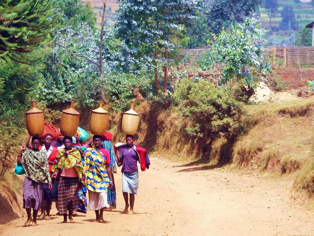 Las mujeres burundesas transportan todo sobre sus cabezas. / J.M.