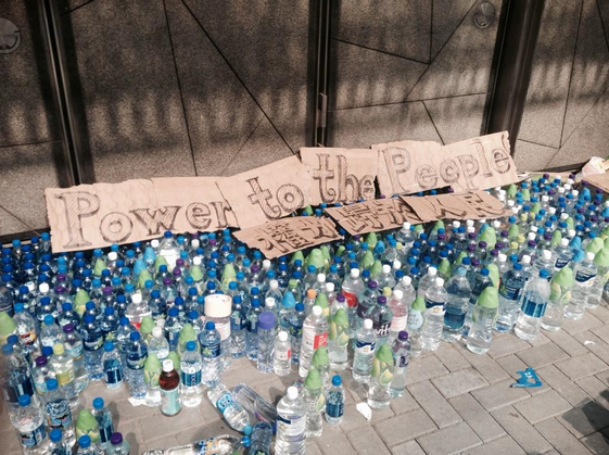 Botellas de agua usadas por los manifestantes en Hong Kong. (Twitter/OC)