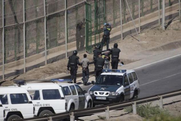 Imagen de archivo de una ‘devolución en caliente’ de inmigrantes a la policía marroquí. / F. G. Guerrero (Efe)