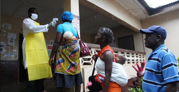 Imagen de un control de temperatura realizado a las puertas de un hospital de Morovia (Liberia). / Efe