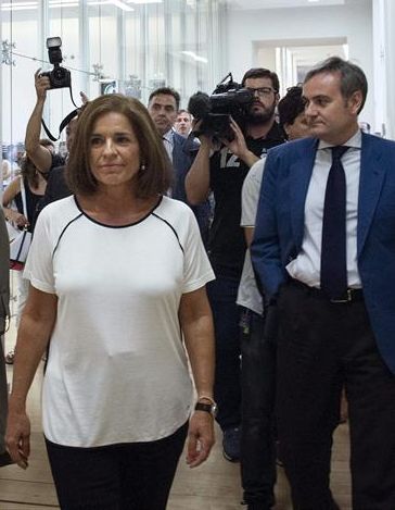 Ana Botella, ayer, tras comunicar a la prensa que no se presentará como candidata a la alcaldía de Madrid en las próximas municipales. / Luca Piergiovanni (Efe)