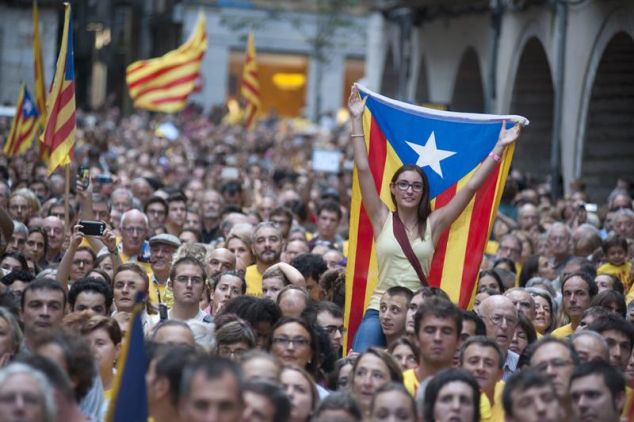 Miles de personas han llenado hoy la plaza del Vi de Girona, para rechazar la suspensión del Tribunal Constitucional a la consulta soberanista del 9 de noviembre. / Robin Townsend (Efe)