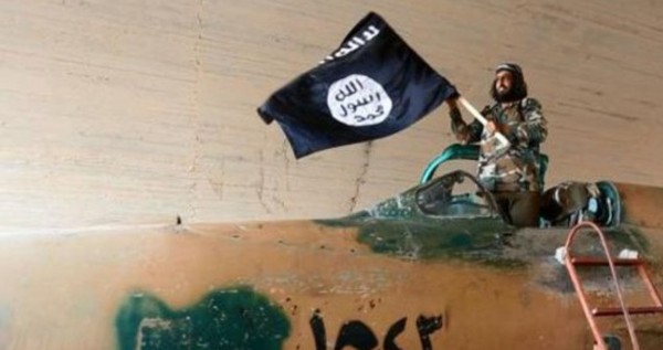 Imagen difundida por el Estado Islámico en la que se ve a un militante sobre un avión ruso. / Iraqi News