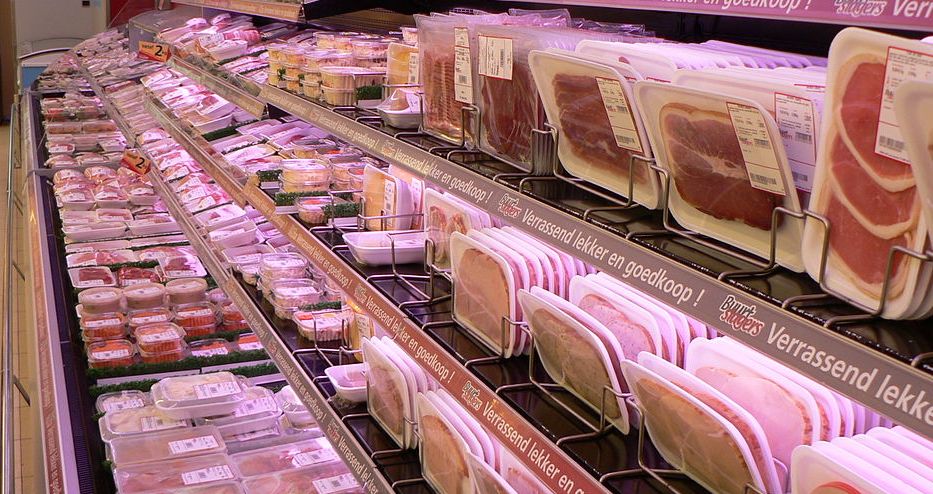Carnes embasadas expuestas en un supermercado. / Wikimedia