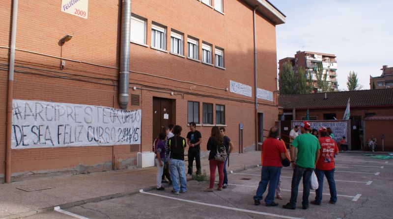 Todos los días pasan a apoyar el encierro decenas de personas. / M. M