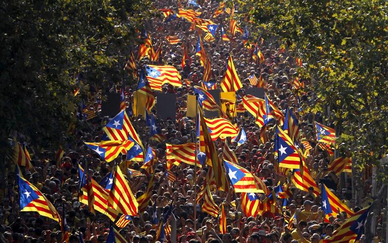 La estelada fue sin duda la protagonista durante toda la jornada de la Diada en las calles de Barcelona. / Alberto Estévez (Efe)