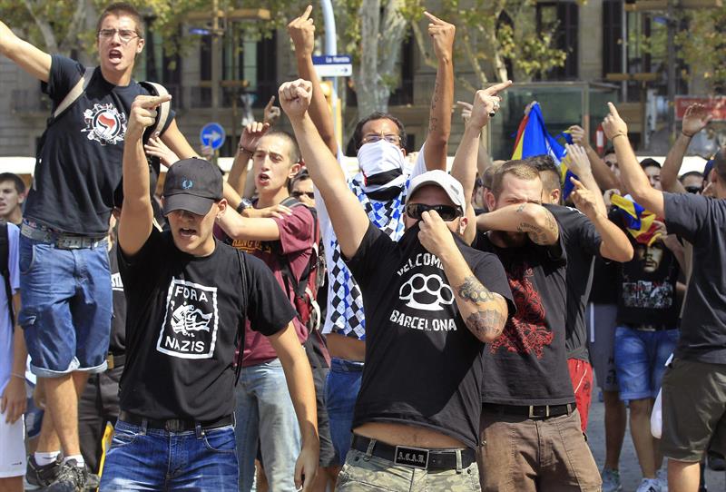 Por la mañana se produjeron momentos de tensión entre grupos de jóvenes independentistas que increparon a los miembros de la formación ultraderechista Alianza Nacional que se manifestaron en la Rambla del Raval de Barcelona. / Andreu Dalmau (Efe)
