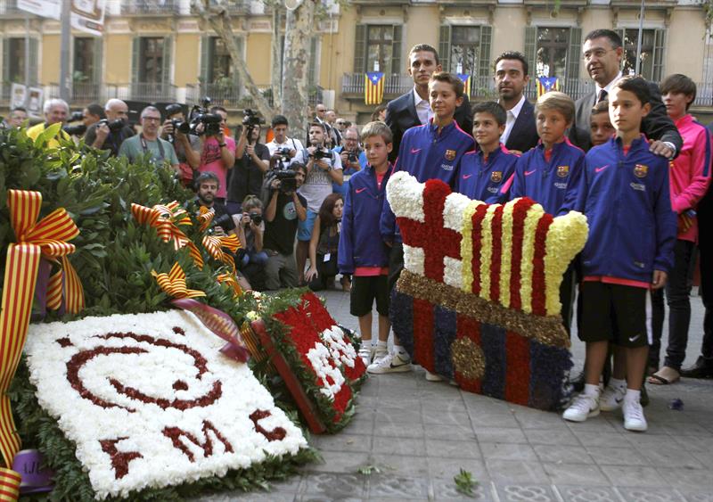 Partidos políticos, organizaciones sociales e instituciones como el F.C. Barcelona, representado como se ve en la imagen por su presidente, Josep Maria Bartomeu, y su capitán, Xavi Hernández, participaron en la ofrenda floral en el monumento de Rafael Casanova. / Toni Albir (Efe)