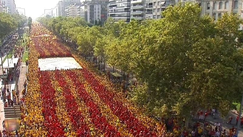 La guerra de cifras se ha vuelto a repetir: ,mientras la Guardia Urbana de Barcelona sitúa la participación en 1,8 millones de personas, la Delegación del Gobierno reduce la cifra a medio millón. / Efe