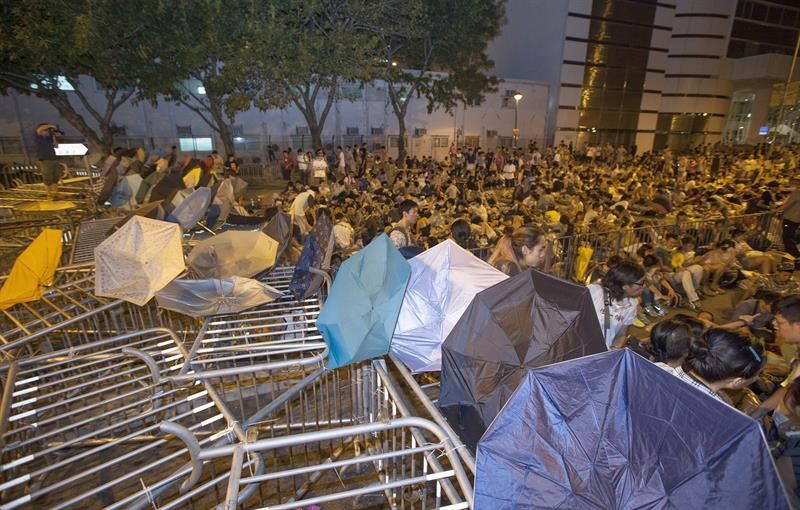Imagen de la concentración de jóvenes en la Plaza , la pasada noche, en Hong Kong. / Alex Hofford (Efe)