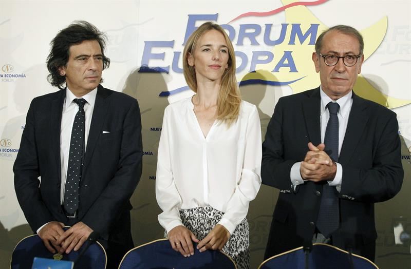De izquierda a derecha, Arcadi Espada, Cayetana Álvarez de Toledo y Nicolás Redondo Terreros, del Libres e Iguales, durante un acto informativo en Madrid el pasado jueves. / Zipi (Efe)