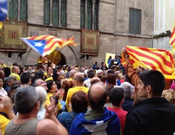 Imagen de la concentración que se ha celebrado en el centro de Lleida. / @Xaviindecat