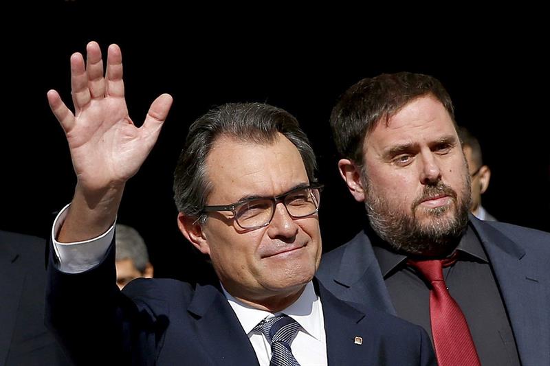 Artur Mas, a la izquierda, y el líder de ERC, Oriol Junqueras, saliendo del Palau de la Generalitat tras la firma del decreto de convocatoria de la consulta del 9N el pasado sábado. / Alberto Estévez (Efe)