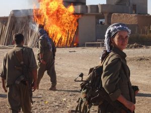 Guerrillas del PKK tomando un pueblo abandonado por los yihadistas en Mahmur. / Actukurde