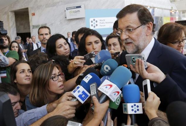 El presidente del Gobierno, Mariano Rajoy, este martes, contestando a los periodistas a su llegada al Foro Mundial de la Comunicación. / Chema Moya (Efe)