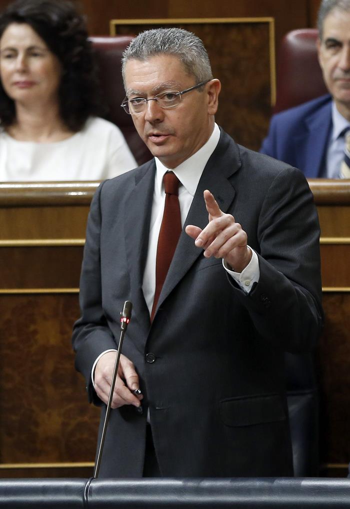 Alberto Ruiz-Gallardón durante su intervención, ayer, en la sesión de control del Congreso. / Chema Moya (Efe)