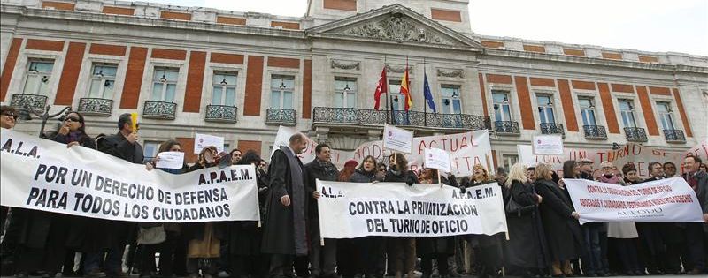Concentración de abogados del turno de oficio en la Puerta del Sol de Madrid. / Efe