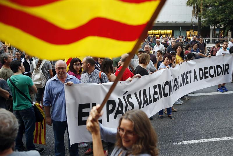 Más de medio centenar de personas se ha concentrado esta tarde ante la sede de la Delegación del Gobierno en la Comunitat Valenciana. / Kai Försterling (Efe)