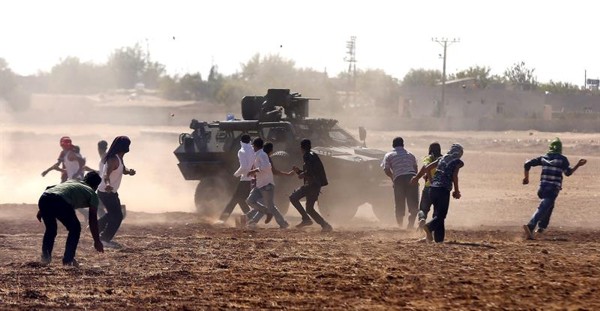 Jóvenes kurdos se enfrentan con el Ejército turco junto a la frontera con Kobani. / Efe-Sedat Suna