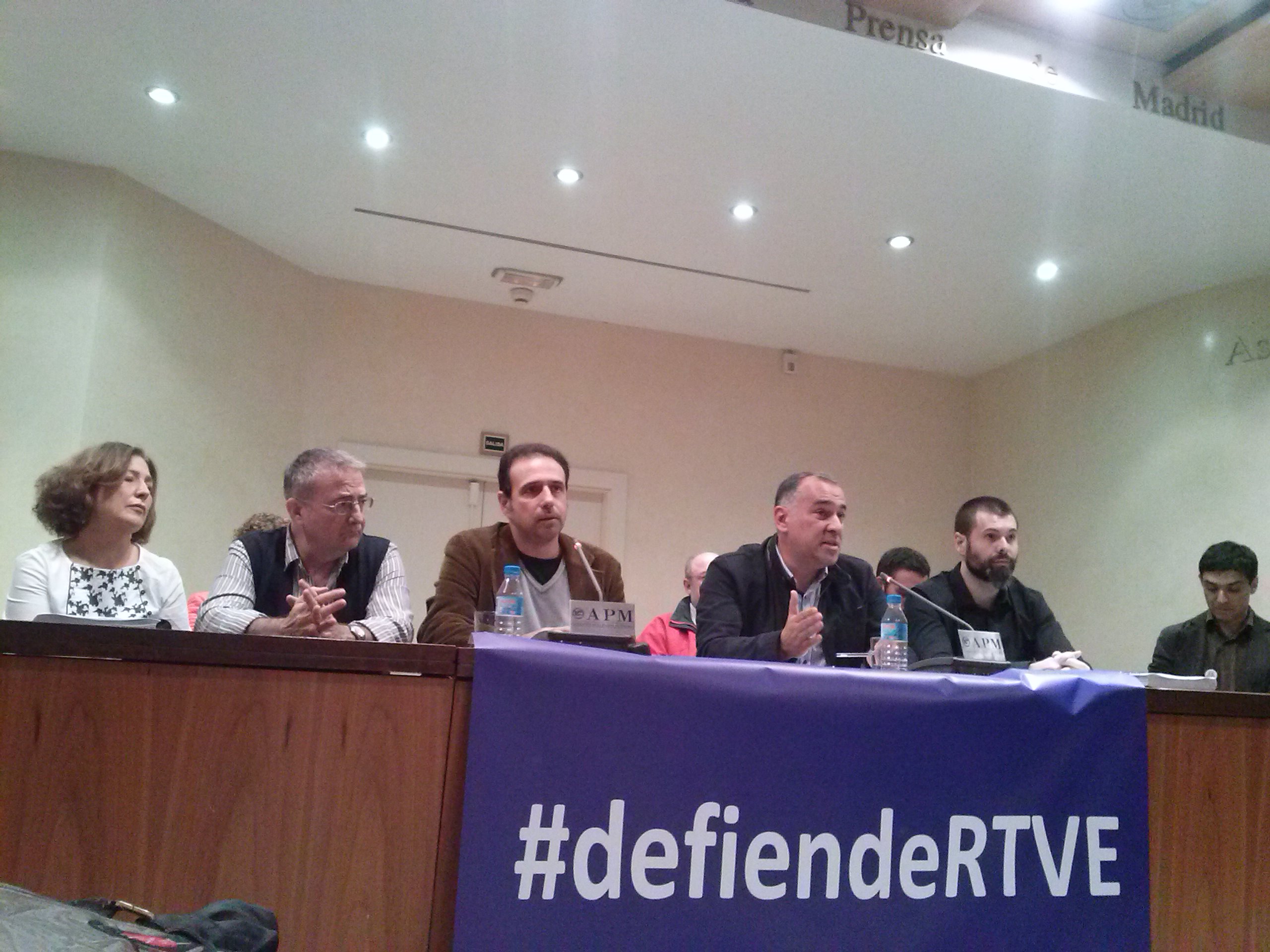 Los miembros de Consejo de Informativos durante la ruda de prensa. En el centro el presidente, Alejandro Caballero (izq.) y el vicepresidente Xavier Fortes (dcha.)/ S.Padrón