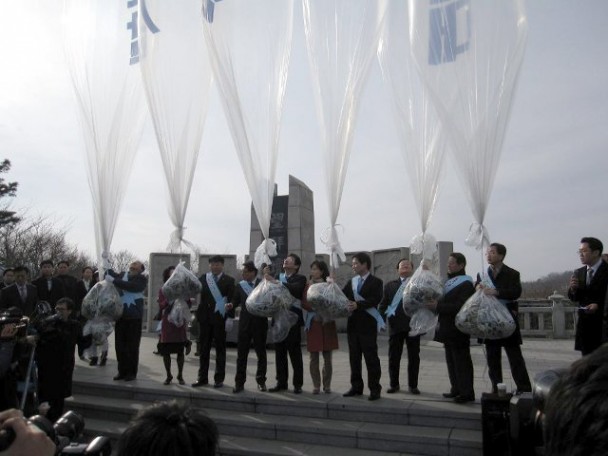 Lanzamiento de globos con propaganda realizada por la Red para la Democracia y los Derechos Humanos de Corea del Norte. (NKnet.org)