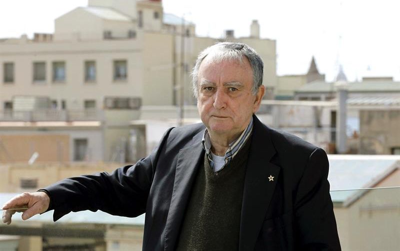El escritor valenciano Rafael Chirbes, que ha sido galardonado con el premio Nacional de Narrativa, en una imagen de marzo de 2013. / Andrea Dalmau (Efe)