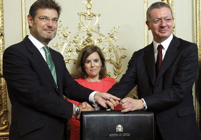 Alberto Ruiz-Gallardón entregando la cartera de Justicia a su sucesor, Rafael Catalá, durante un acto celebrado el pasado lunes. / Chema Moya (Efe)