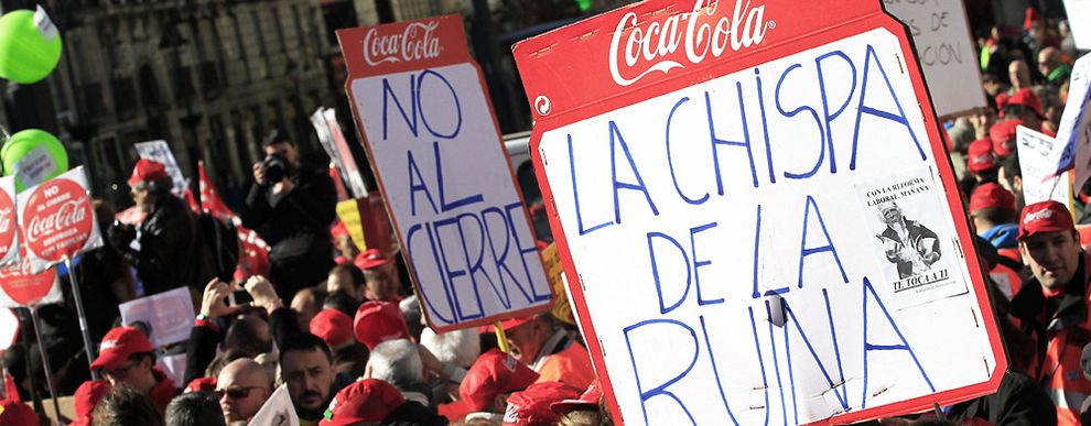 Imagen de una de las protestas de los trabajadores de CocaCola. / Efe