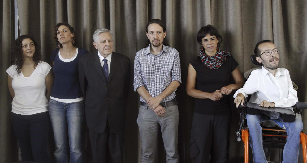 Los seis eurodiputados de Podemos, incluyendo al exfical Villarejo, que renunció a su escaño tras la presentación de una serie de medidas anticorrupción bautizadas con su nombre./ EFE