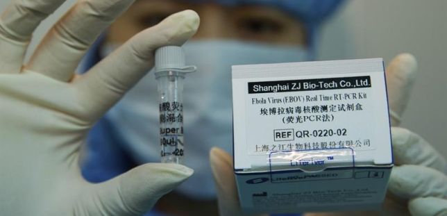 Un empleado muestra el Kit del virus Ébola presentado días atrás por una compañía japonesa. / Efe