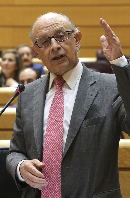 El ministro de Hacienda, Cristóbal Montoro, el pasado martes, durante una inervención en el pleno del Senado. / Ballesteros (Efe)