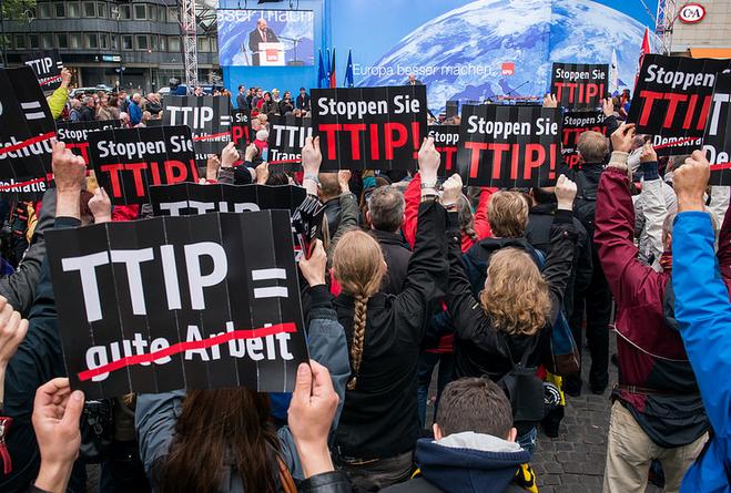 Imagen de las protestas contra la negocación del TTIP durante la campaña de las pasadas elecciones europeas. / Efe