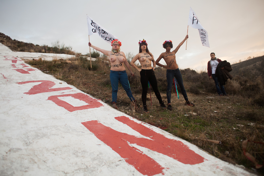 Un momento de la acción celebrada ayer junto al cementerio de Paracuellos del Jarama. / A. M. V.