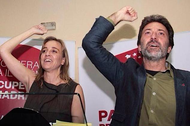Tania Sánchez y Mauricio Valiente celebran el triunfo con sus seguidores, la noche del domingo, en la se de IU de Carabanchel. /