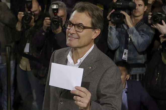 El presidente Artur Mas, ayer, momentos antes de votar en la consulta del 9M. / Alberto Estévez (Efe)