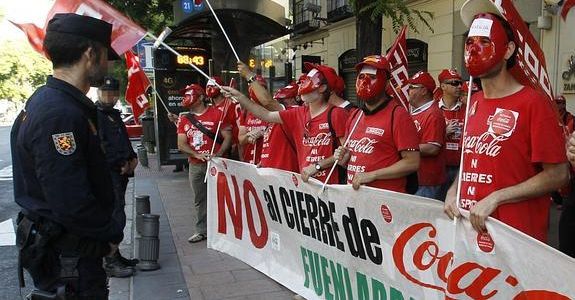 Imagen de una de las protestas de los trabajadores de Coca-Cola de la planta madrileña de Fuenlabrada. / Efe