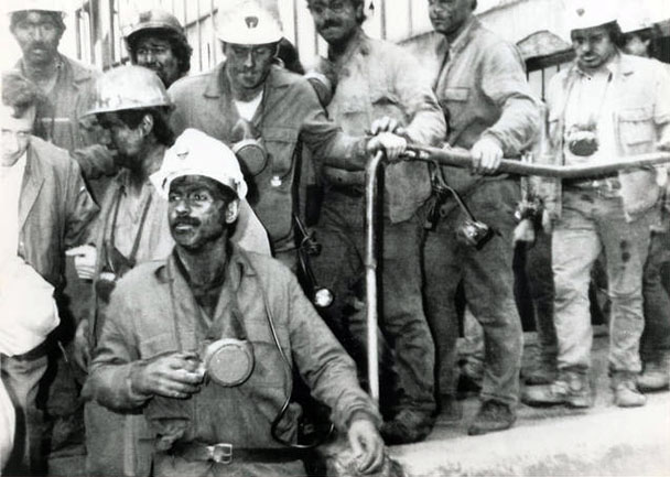 Pozo Polio, noviembre de 1989, Gerardo Iglesias, en primer plano, tras dejar la Secretaría General del PCE y reincorporarse a su trabajo en la mina. José Luis Cereijido/ Efe.