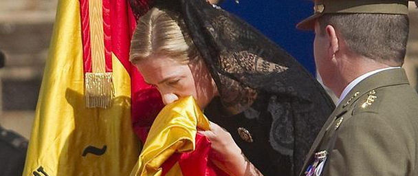 La infanta Cristina entrega una bandera de España al Regimiento de Guerra Electrónica 32, en 2011. /Efe