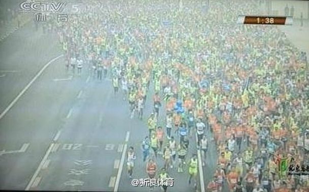 Imagen del maratón de Pekín emitida por la televisión china. (Twitter)