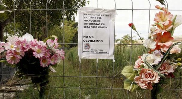 Imagen de archivo de ramos depositados en el cementerio de Valencia por el Grupo para la Recuperación de la Memoria Histórica para homenajear a las víctimas del franquismo. / Efe